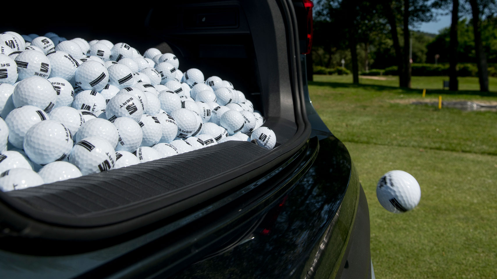 How many golf balls fit in the boot of a Tarraco