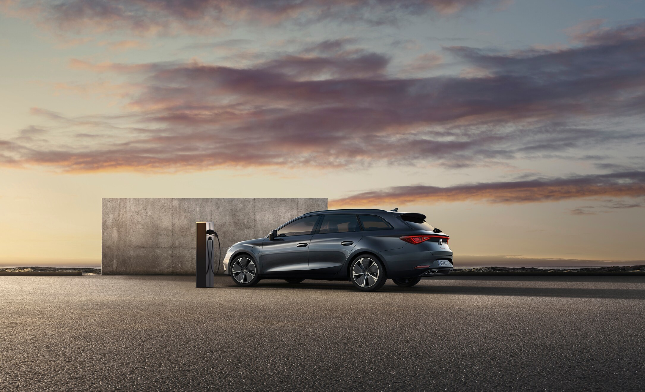 SEAT Leon e-HYBRID charging rear view