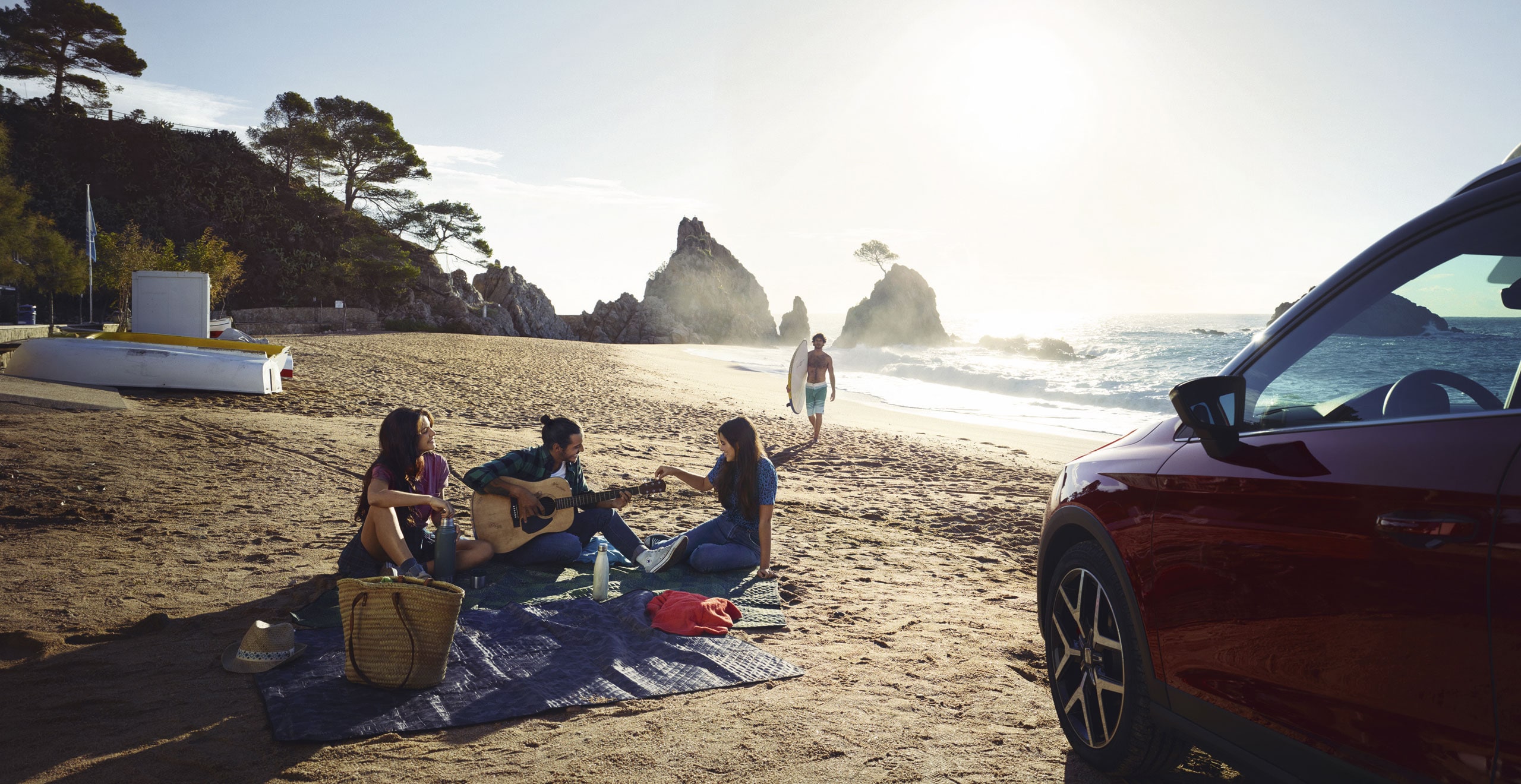 People on the beach next to a SEAT car