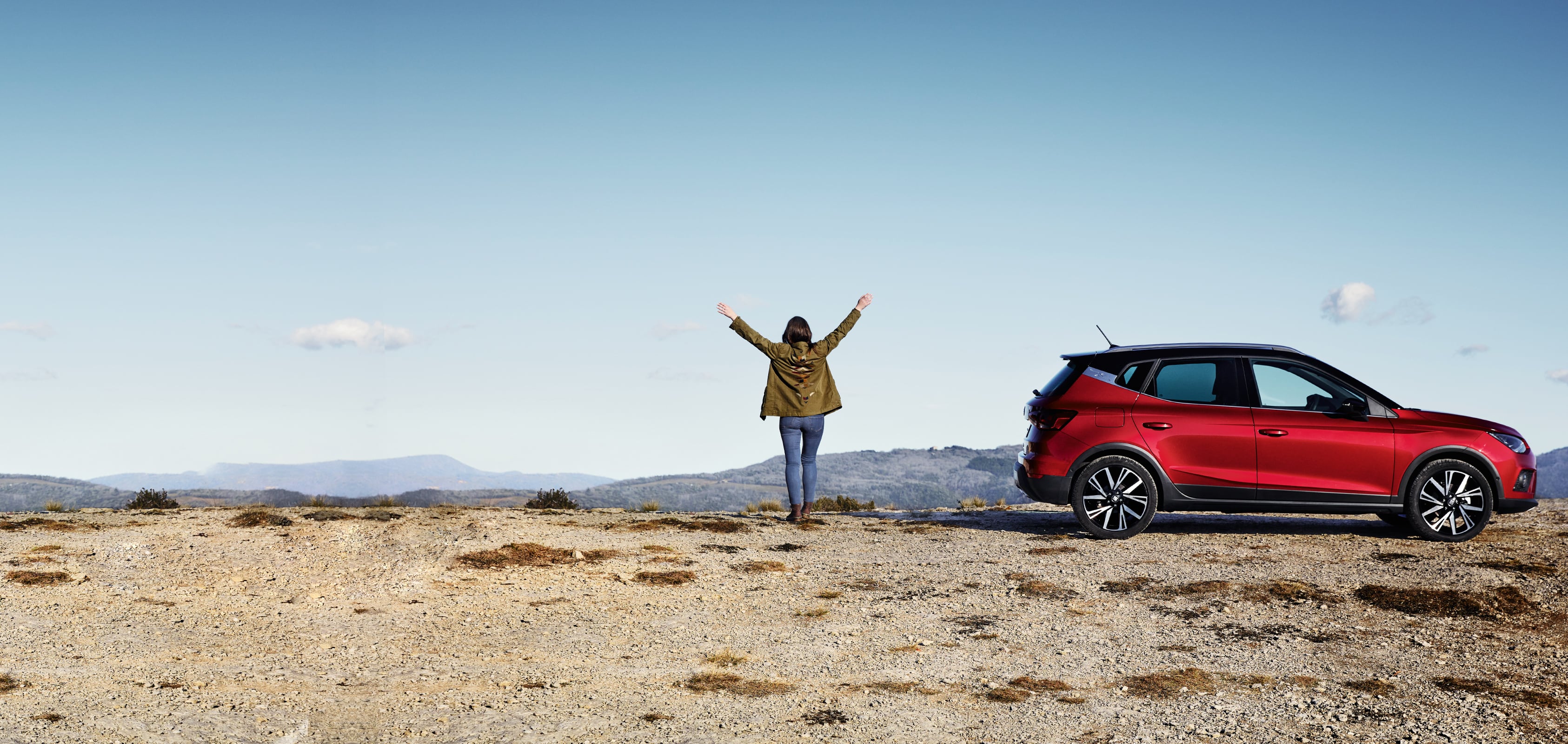 Woman near the SEAT Arona in the mountains