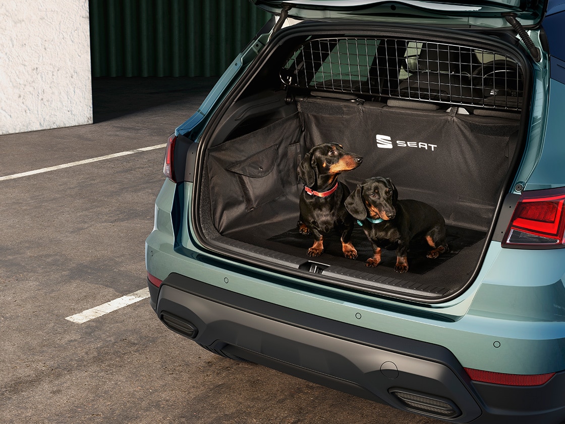 two dogs in SEAT Arona's boot to show the separation grille and boot protector