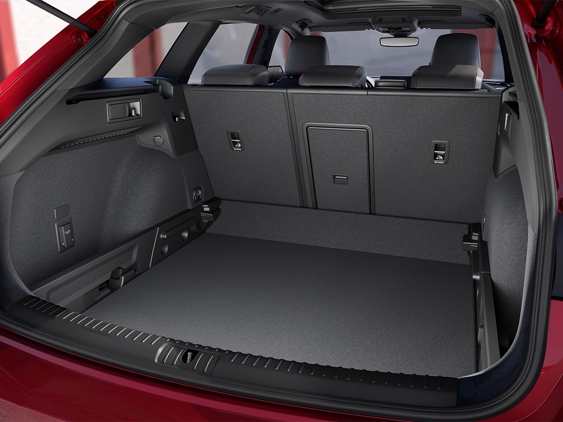 Close-up of the SEAT Leon's boot, highlighting its large capacity and the smart storage compartments included in the Storage Pack.
