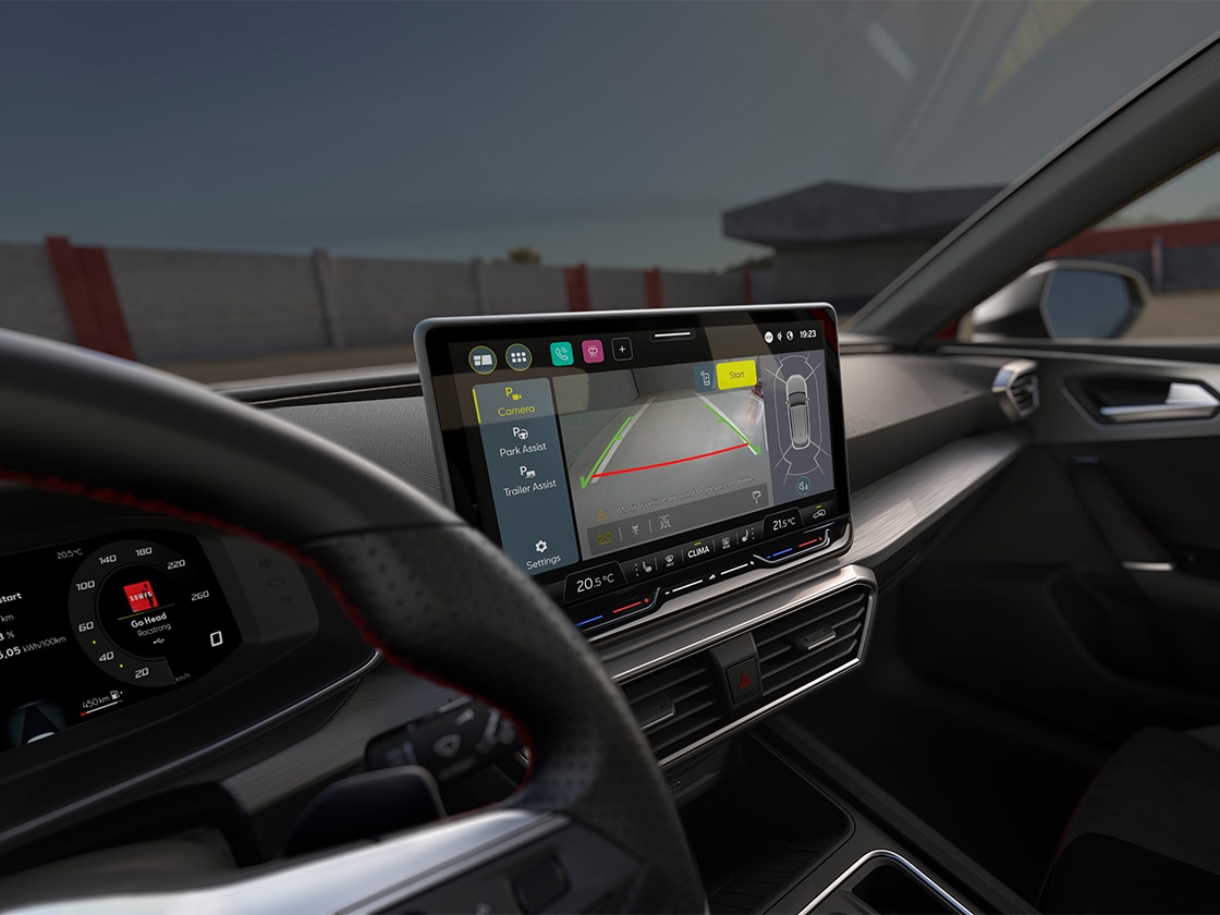 Interior view of the seat leon sportstourer with touchscreen and park assist for parking smoothly.