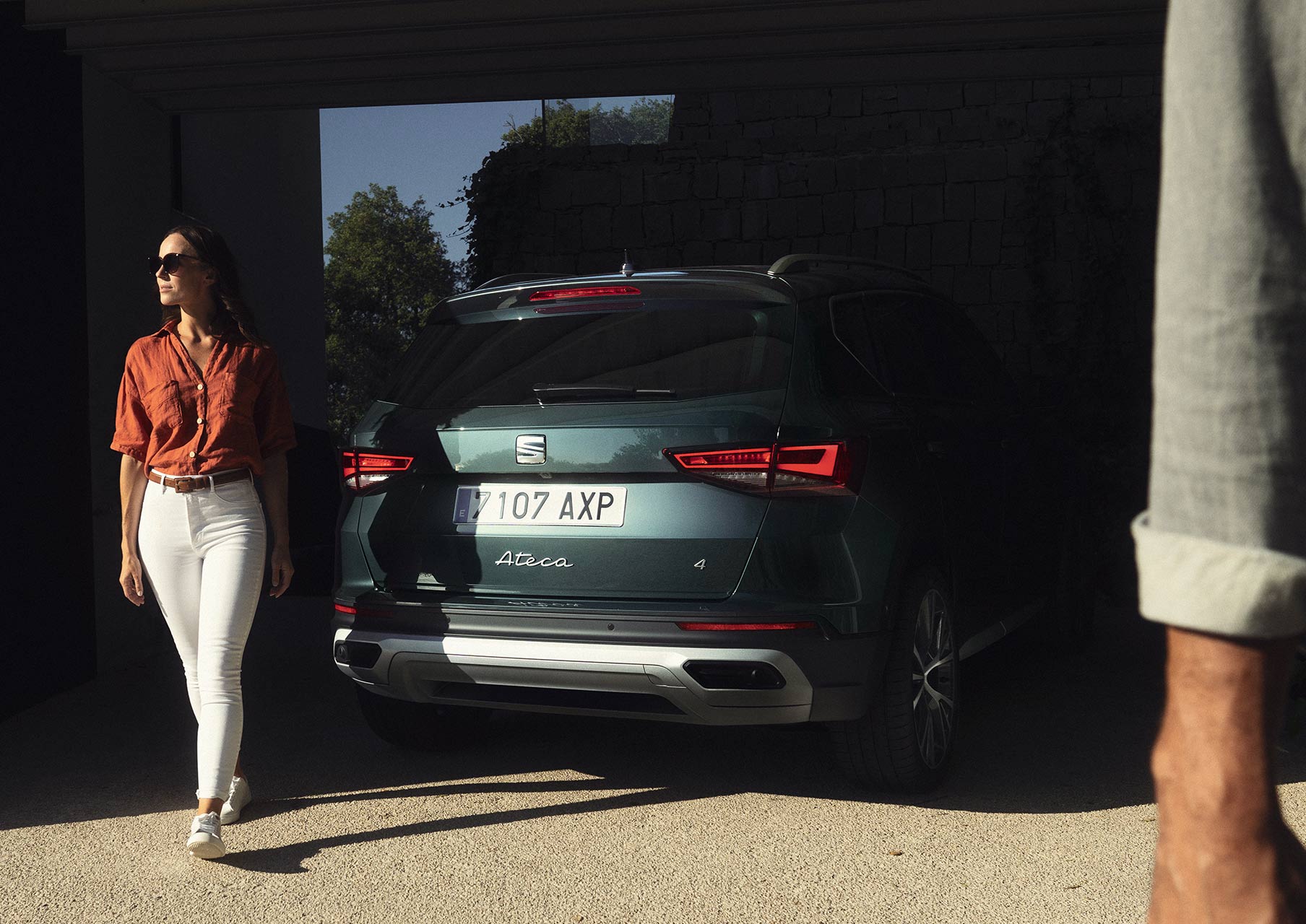 woman-standing-next-to-the-new-seat-ateca-dark-camouflage-with-full-rear-led-ligths