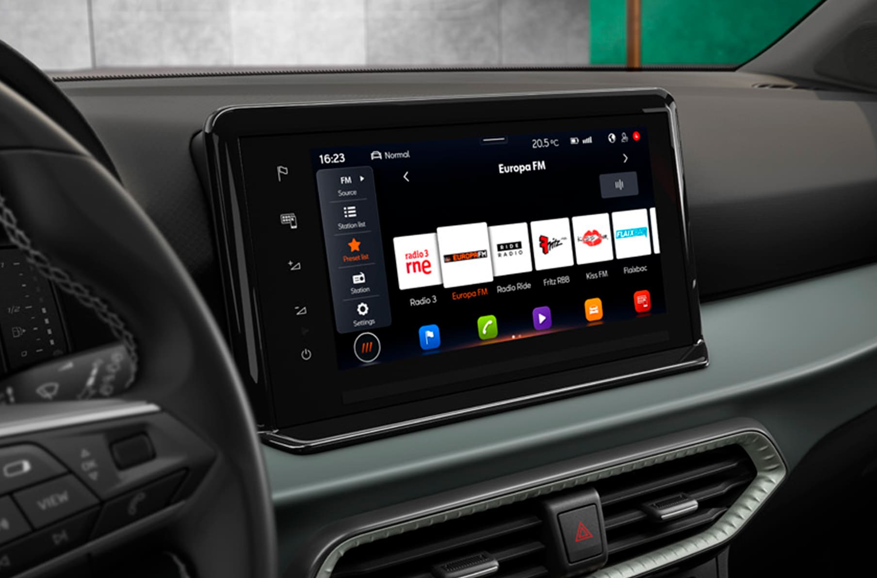 seat arona 8 25 media system