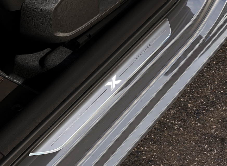 seat leon xc urban silver colour with illuminated doorstep