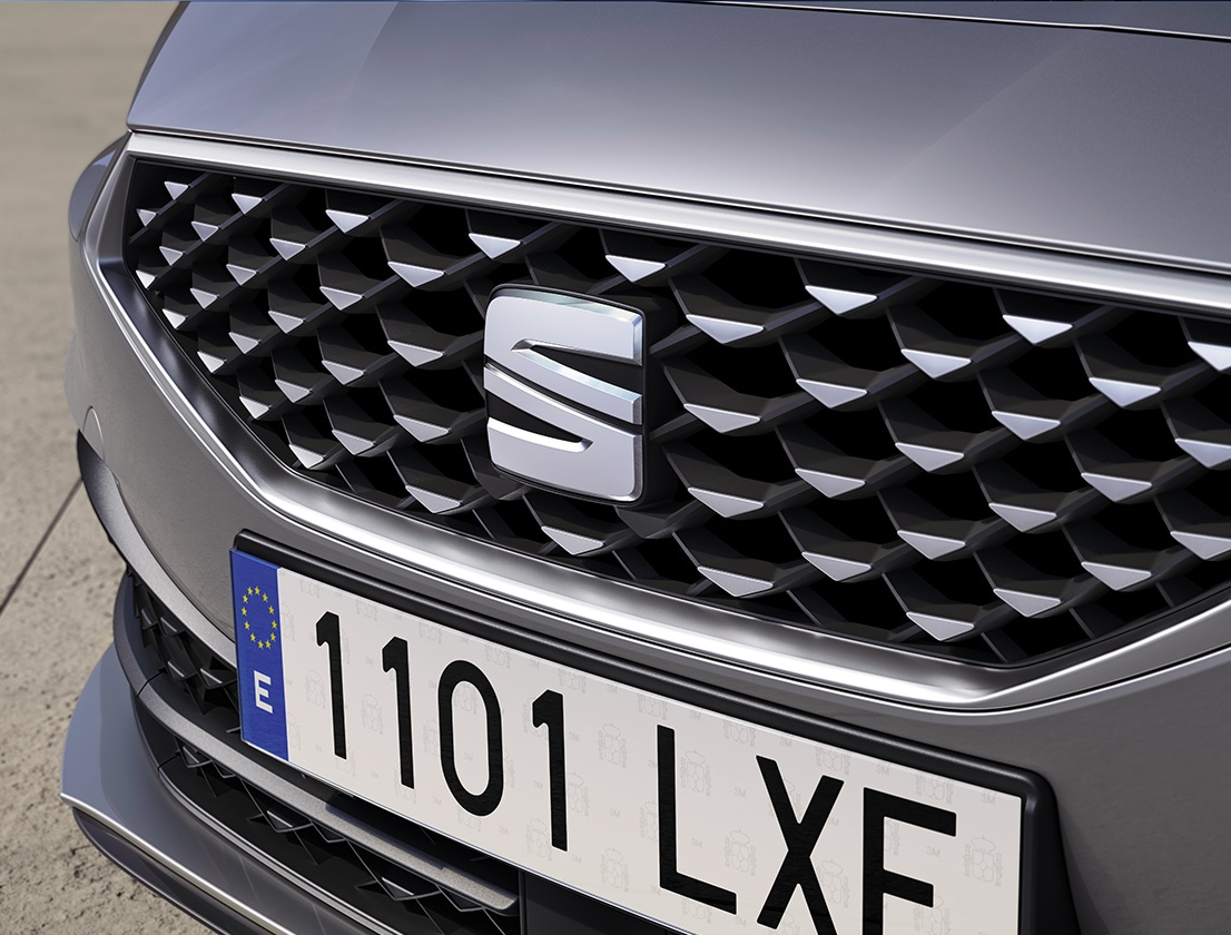 seat leon urban silver colour with a diamond front grille