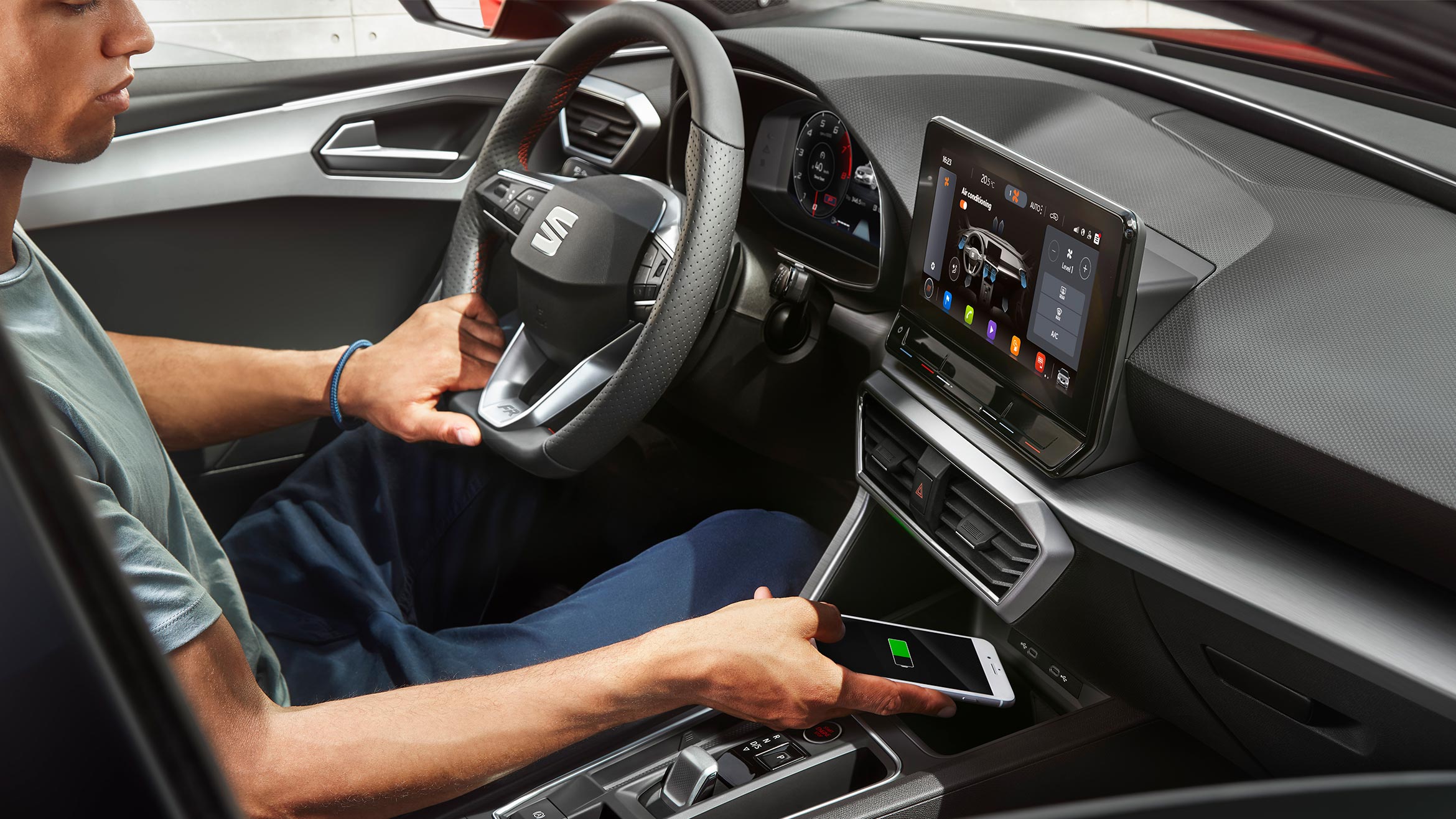 man using seat´s the wireless smartphone charger