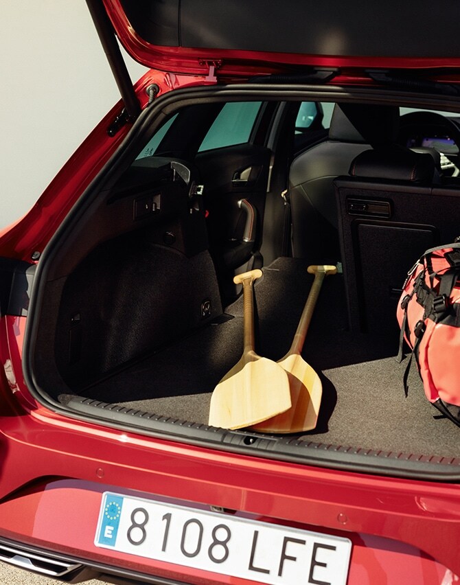 woman with seat leon desire red colour boot open