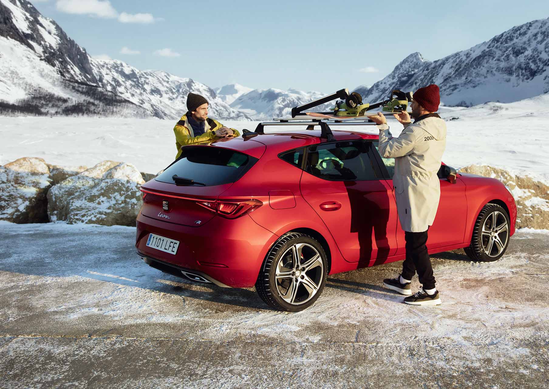 friends putting the ski rack on seat leon desire red colour