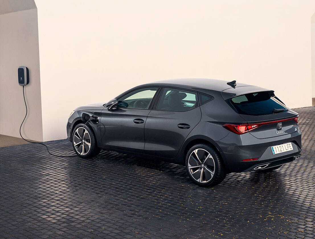 lateral view of the seat leon magnetic tech colour plug into a charger