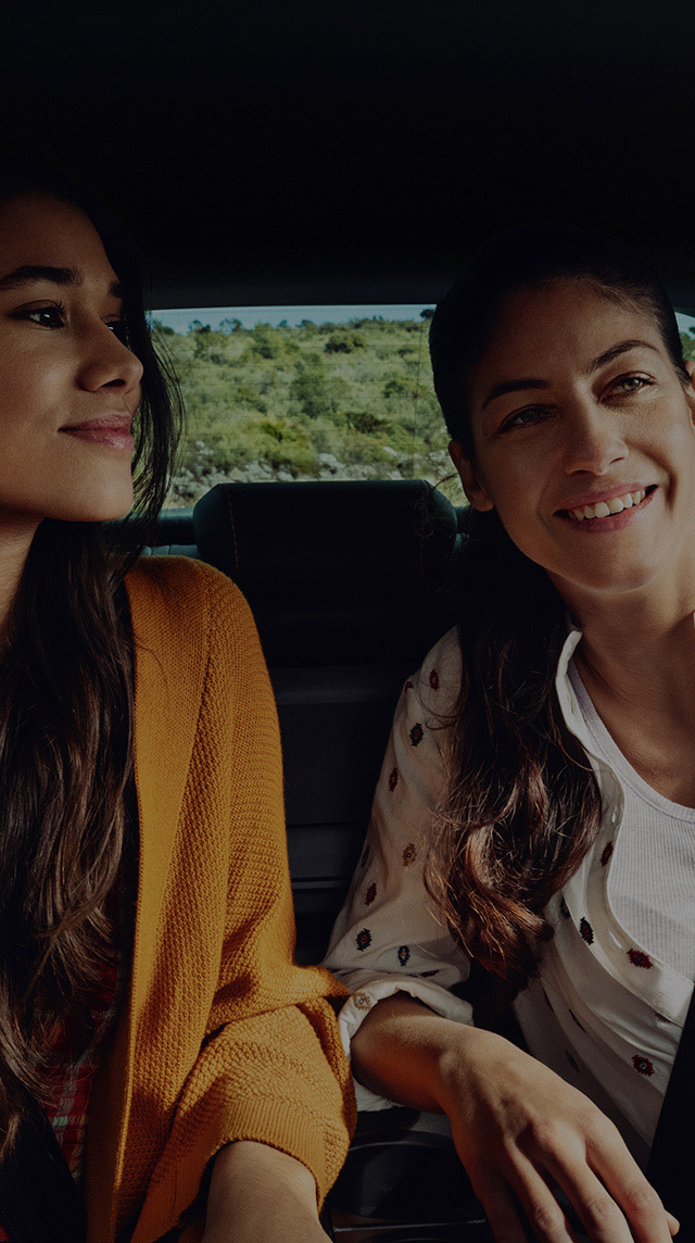 Two women sitting on the back seat of the SEAT Tarraco