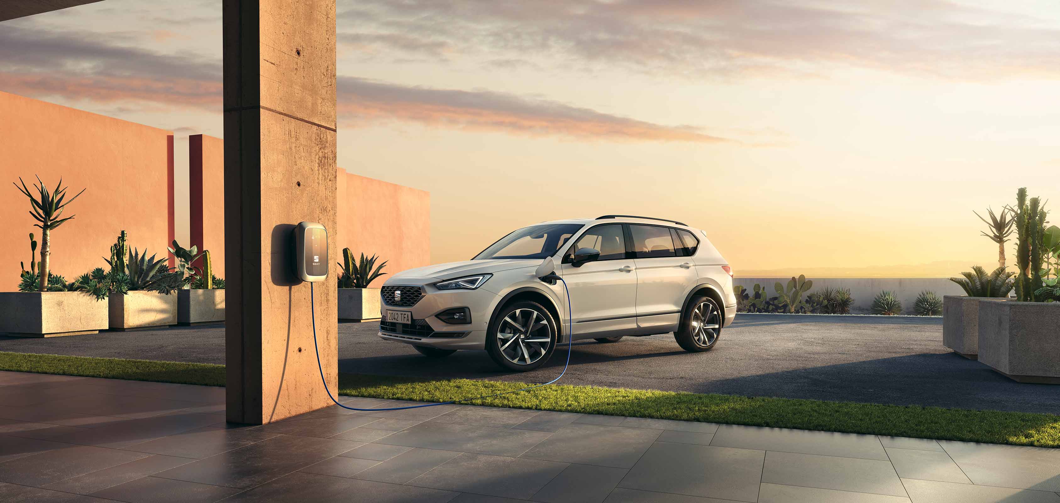 SEAT Tarraco e-HYBRID SUV oryx white colour charging 