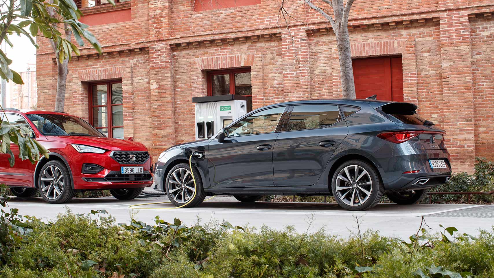 SEAT’s hybrids driving together.