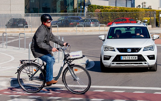 Ateca driving outside stopped in front of cyclist