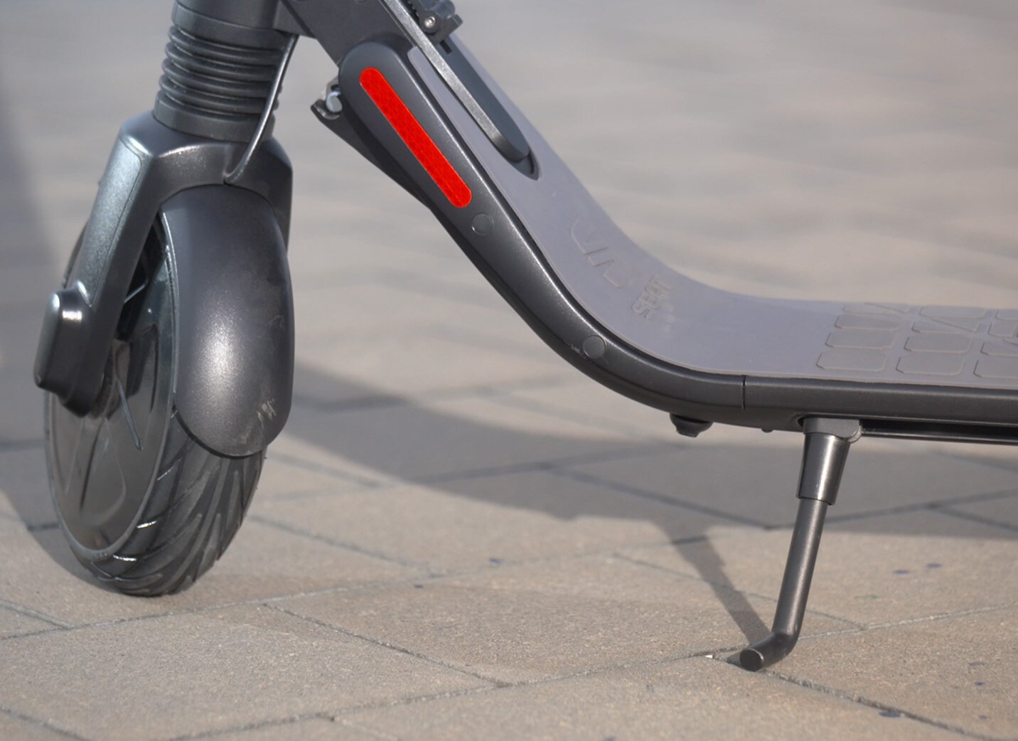 SEAT eXS KickScooter urban mobility solution powered by Segway - Shock absorber safety features security 