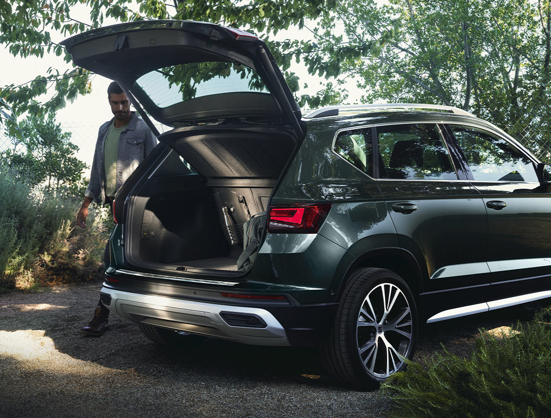 woman-standing-next-to-the-seat-ateca-with-rear-bumper-protector