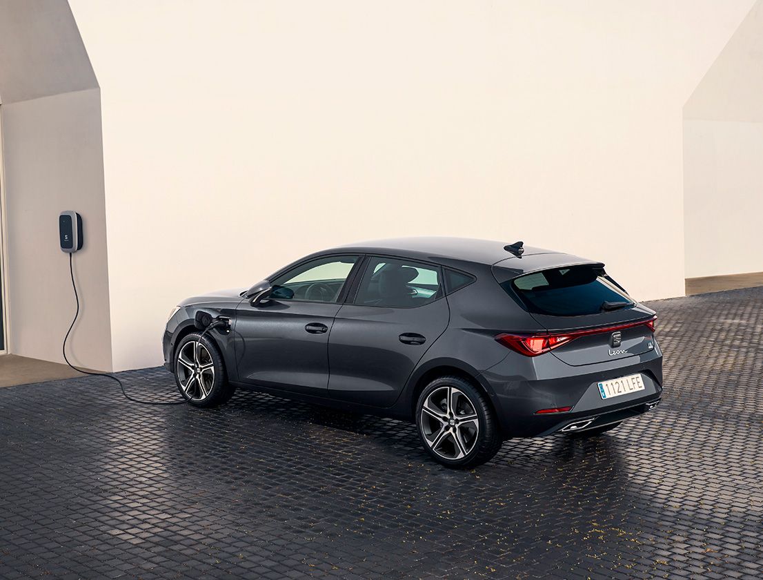 lateral view of the SEAT Leon magnetic tech colour plug into a charger