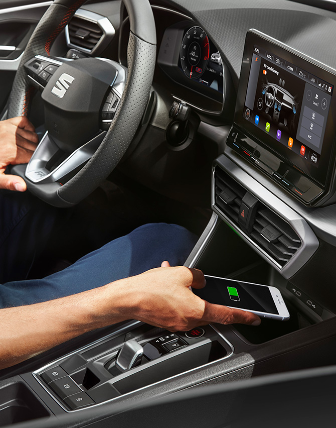 man charging his smartphone with the SEAT Leon wireless charger