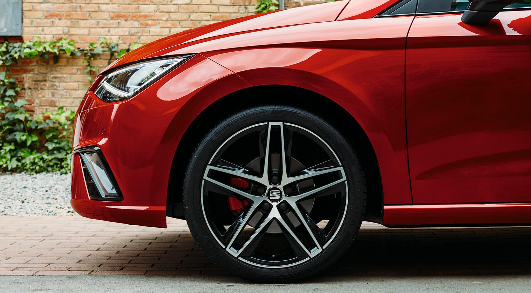 Side view of the front left wheel of a SEAT car