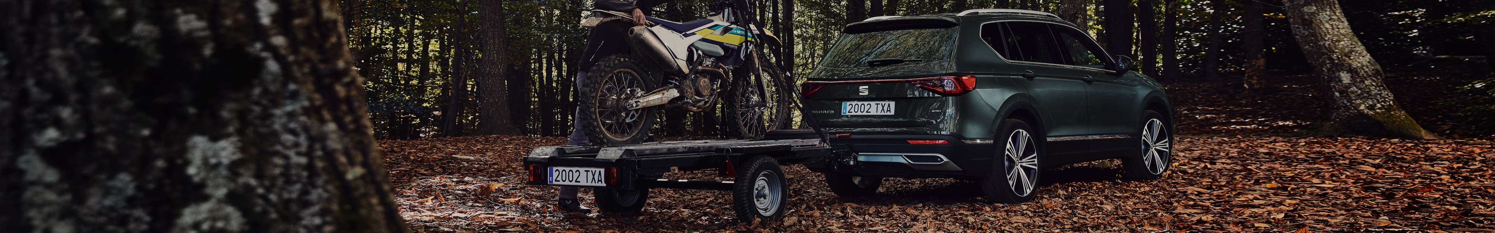 Man placing a motorcycle on the new SEAT Tarraco